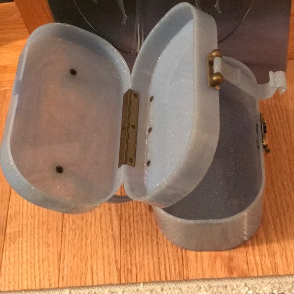 ✨💙✨ RARE! ✨💙✨ Lucite 🚌 double decker 🚌 box bag in Glitter Baby Blue! ✨💙✨ - Picture 9 of 9